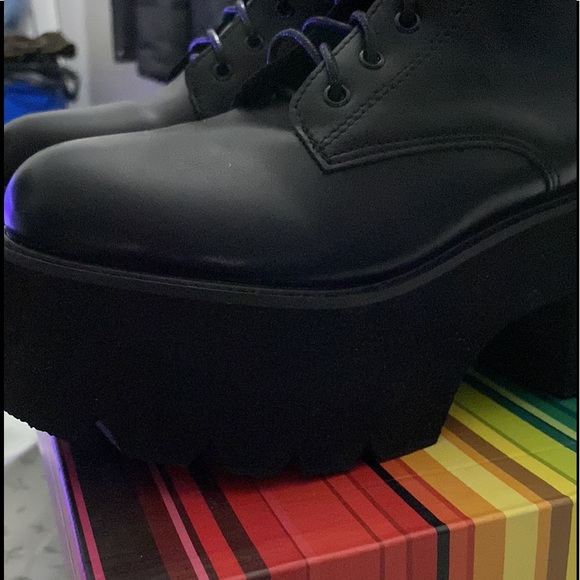 She & in, boots in excellent condition - Picture 9 of 13